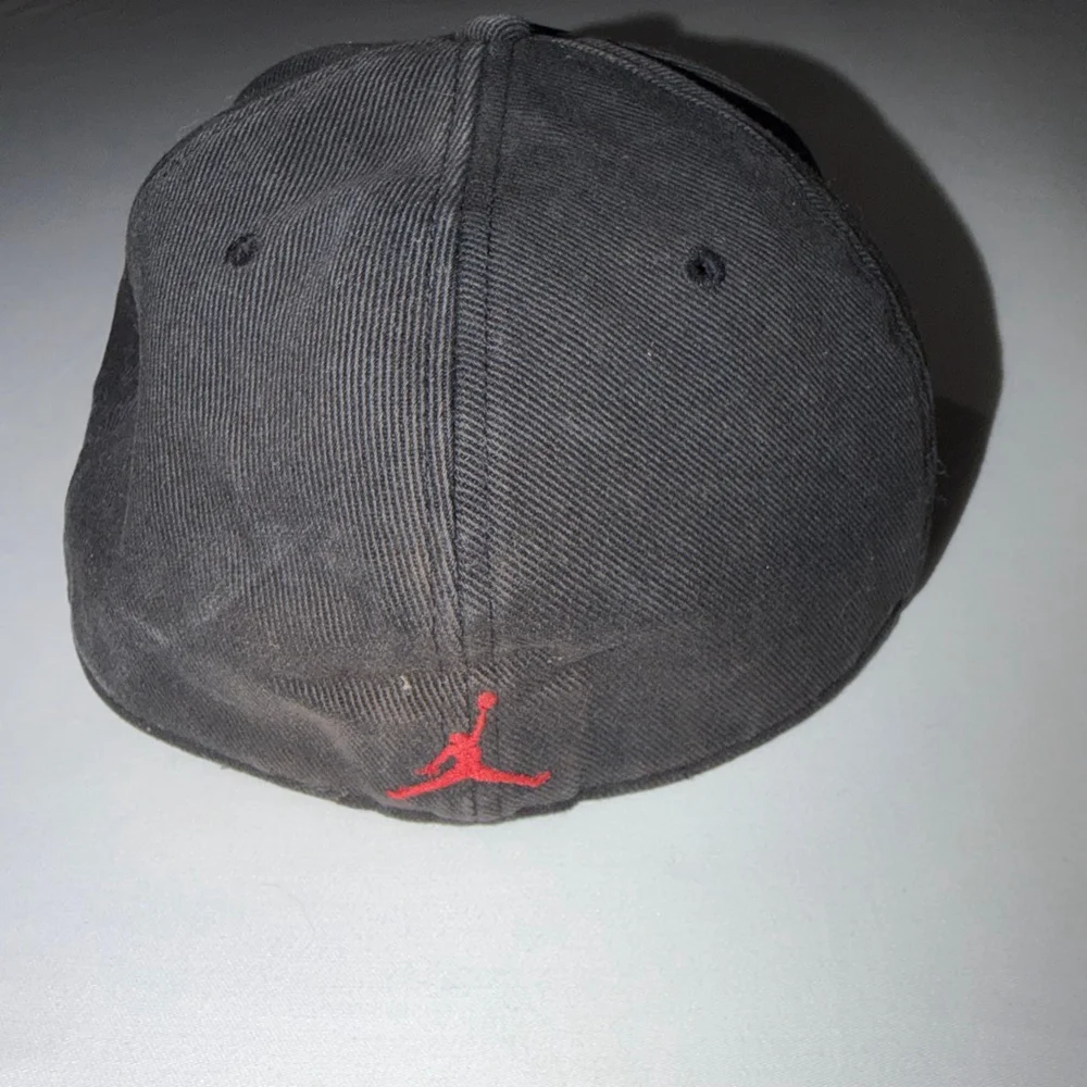 Nike Air Jordan Vintage Fitted Hat 7 3/8 Black Red Metal Jumpman Cap Bred Retro
